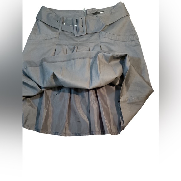 Stylish Black Pleated Skirt with Belt - Picture 2 of 7